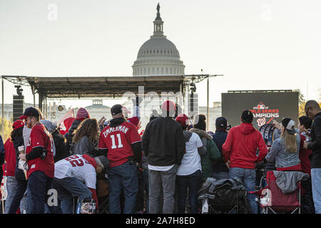 Washington, Stati Uniti. 02Nov, 2019. I fan di arrivare presto per ottenere una vista del Washington cittadini sfilano dopo aver vinto la World Series a Washington DC, sabato 2 novembre, 2019. Foto di Ken Cedeño/UPI Credito: UPI/Alamy Live News Foto Stock