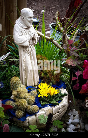 Roma, Italia. 02Nov, 2019. Visita ai luoghi di sepoltura dei defunti in occasione del giorno di tutti i defunti presso il cimitero Laurentino a Roma, Italia. (Foto di Andrea Ronchini/Pacific Stampa) Credito: Pacific Press Agency/Alamy Live News Foto Stock