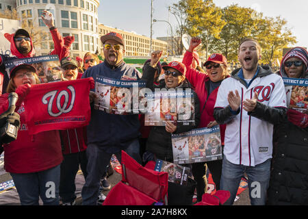 Washington, Stati Uniti. 02Nov, 2019. I fan di arrivare presto per ottenere una vista del Washington cittadini sfilano dopo aver vinto la World Series a Washington DC, sabato 2 novembre, 2019. Foto di Ken Cedeño/UPI Credito: UPI/Alamy Live News Foto Stock