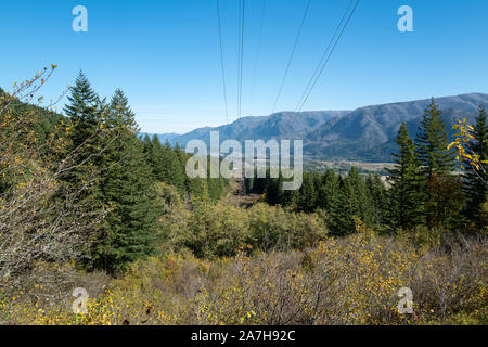 Le linee di alimentazione dal Bonneville Dam sulla Hamilton Mountain Trail in Beacon Rock State Park, Washington, Stati Uniti d'America Foto Stock