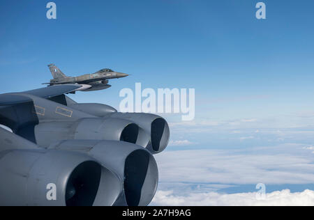 Un U.S. Air Force B-52H Stratofortress è scortato da Hellenic Air Force F-16 Fighting Falcons oltre il mare Mediterraneo a sostegno del Bomber Task Force Europa 20-1, nov. 1, 2019. Questa implementazione consente a personale di volo e il personale di supporto a condurre il teatro e integrazione per migliorare bomber l'interoperabilità con i partner e le nazioni alleate. (U.S. Air Force foto di Tech. Sgt. Christopher Ruano) Foto Stock