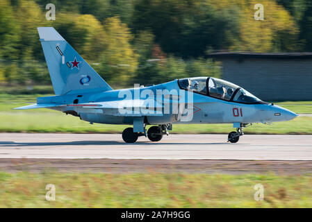 Un Yakovlev Yak-130 subsonici a due jet sedile istruttore atterraggio all'aeroporto Zhukovsky durante il Maks airshow 2019. Foto Stock