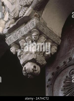 CAPITEL PINJANTE CON LA REPRESENTACION DE LA ULTIMA CENA EN EL TIMPANO DE LA PORTADA NORTE DE LA CATEDRAL DE LUGO - SIGLO XII - ROMANICO GALLEGO. Posizione: Catedral. LUGO. Spagna. Foto Stock