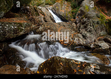 Sunburst cade o Piccione Cascate del Fiume fuori dell'autostrada 215 - Pisgah National Forest, vicino Brevard, North Carolina, STATI UNITI D'AMERICA Foto Stock