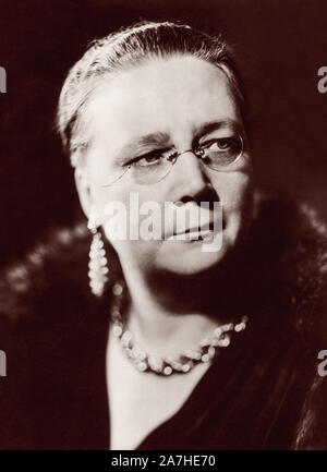 Dorothy Sayers (1893-1957), celebre scrittore inglese spesso considerato uno degli autori britannici informalmente conosciuta come "l' Inklings (a causa della sua amicizia con il C.S. Lewis e Charles Williams). Foto di Howard Coster, 1938. Foto Stock