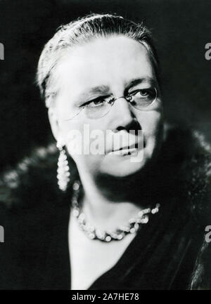 Dorothy Sayers (1893-1957), celebre scrittore inglese spesso considerato uno degli autori britannici informalmente conosciuta come "l' Inklings (a causa della sua amicizia con il C.S. Lewis e Charles Williams). Foto di Howard Coster, 1938. Foto Stock