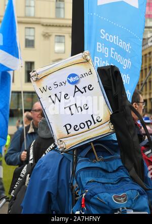 2nd, novembre 2019. George Square, Glasgow, Scotland, Regno Unito. La Nazionale della pro rally indipendenza ha attirato una folla di oltre 20.000 in Glasgow Foto Stock