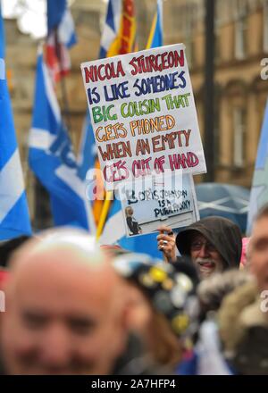 2nd, novembre 2019. George Square, Glasgow, Scotland, Regno Unito. La Nazionale della pro rally indipendenza ha attirato una folla di oltre 20.000 in Glasgow Foto Stock