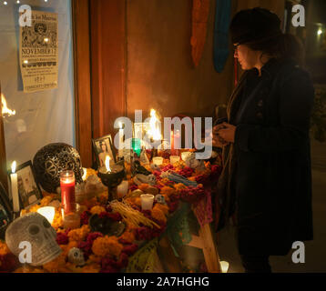 Celebrazione del Giorno dei Morti con artefatti, immagini, candele e offrendo in Alpine, Texas, che ha una forte comunità ispanica. Foto Stock
