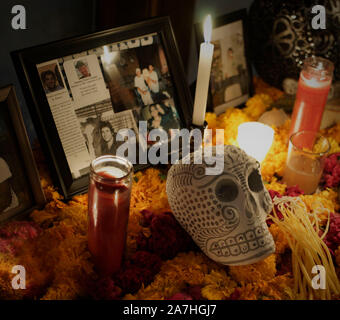 Celebrazione del Giorno dei Morti con artefatti, immagini, candele e offrendo in Alpine, Texas, che ha una forte comunità ispanica. Foto Stock