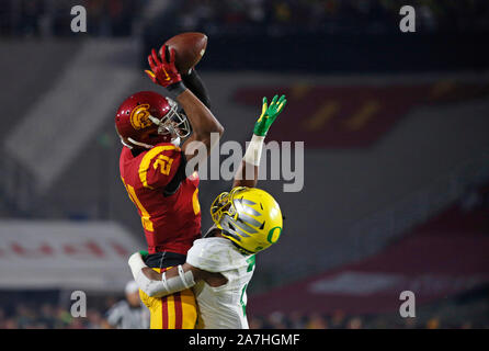 Novembre 02, 2019 USC Trojans wide receiver Vaughns Tyler (21) i tentativi di catturare come un passaggio durante il NCAA Football gioco tra la USC Trojans e l'Oregon Ducks presso il Los Angeles Memorial Coliseum di Los Angeles, California. Obbligatorio Credito Foto : Charles Baus/CSM Foto Stock