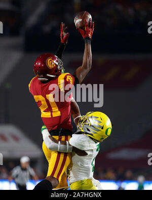 Novembre 02, 2019 USC Trojans wide receiver Vaughns Tyler (21) i tentativi di catturare come un passaggio durante il NCAA Football gioco tra la USC Trojans e l'Oregon Ducks presso il Los Angeles Memorial Coliseum di Los Angeles, California. Obbligatorio Credito Foto : Charles Baus/CSM Foto Stock