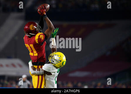 Novembre 02, 2019 USC Trojans wide receiver Vaughns Tyler (21) i tentativi di catturare come un passaggio durante il NCAA Football gioco tra la USC Trojans e l'Oregon Ducks presso il Los Angeles Memorial Coliseum di Los Angeles, California. Obbligatorio Credito Foto : Charles Baus/CSM Foto Stock