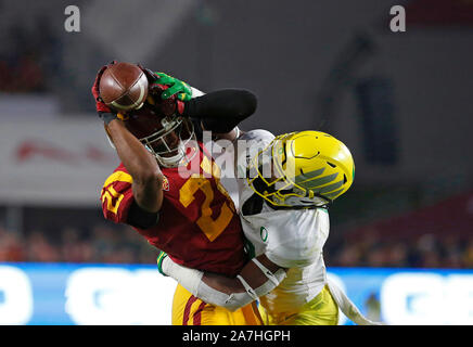 Novembre 02, 2019 USC Trojans wide receiver Vaughns Tyler (21) i tentativi di catturare come un passaggio durante il NCAA Football gioco tra la USC Trojans e l'Oregon Ducks presso il Los Angeles Memorial Coliseum di Los Angeles, California. Obbligatorio Credito Foto : Charles Baus/CSM Foto Stock