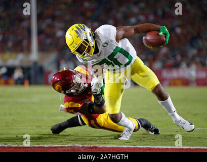 Novembre 02, 2019 Oregon Ducks wide receiver Jaylon Redd (30) porta la sfera per un touchdown durante il NCAA Football gioco tra la USC Trojans e l'Oregon Ducks presso il Los Angeles Memorial Coliseum di Los Angeles, California. Obbligatorio Credito Foto : Charles Baus/CSM Foto Stock