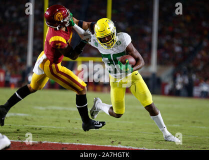 Novembre 02, 2019 Oregon Ducks wide receiver Jaylon Redd (30) porta la sfera per un touchdown durante il NCAA Football gioco tra la USC Trojans e l'Oregon Ducks presso il Los Angeles Memorial Coliseum di Los Angeles, California. Obbligatorio Credito Foto : Charles Baus/CSM Foto Stock