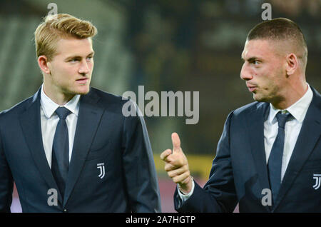 Merih Demiral e Matthijs de Ligt della Juventus FC colloqui prima della serie di una partita di calcio tra Juventus e Torino. La Juventus ha vinto 0-1 su gen. Foto Stock