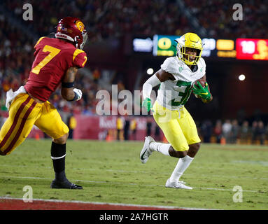 Novembre 02, 2019 Oregon Ducks wide receiver Jaylon Redd (30) porta la sfera per un touchdown durante il NCAA Football gioco tra la USC Trojans e l'Oregon Ducks presso il Los Angeles Memorial Coliseum di Los Angeles, California. Obbligatorio Credito Foto : Charles Baus/CSM Foto Stock