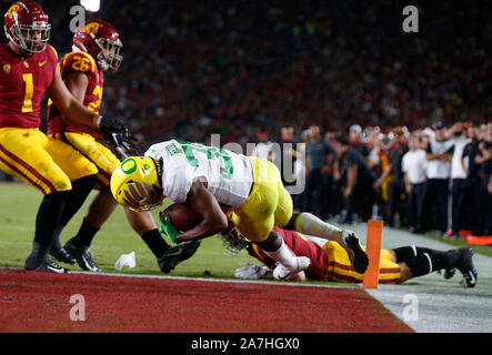 Novembre 02, 2019 Oregon Ducks wide receiver Jaylon Redd (30) porta la sfera per un touchdown durante il NCAA Football gioco tra la USC Trojans e l'Oregon Ducks presso il Los Angeles Memorial Coliseum di Los Angeles, California. Obbligatorio Credito Foto : Charles Baus/CSM Foto Stock