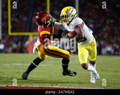 Novembre 02, 2019 Oregon Ducks wide receiver Jaylon Redd (30) porta la sfera per un touchdown durante il NCAA Football gioco tra la USC Trojans e l'Oregon Ducks presso il Los Angeles Memorial Coliseum di Los Angeles, California. Obbligatorio Credito Foto : Charles Baus/CSM Foto Stock