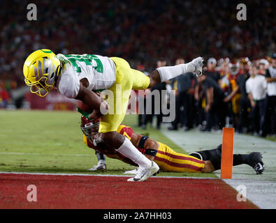 Novembre 02, 2019 Oregon Ducks wide receiver Jaylon Redd (30) porta la sfera per un touchdown durante il NCAA Football gioco tra la USC Trojans e l'Oregon Ducks presso il Los Angeles Memorial Coliseum di Los Angeles, California. Obbligatorio Credito Foto : Charles Baus/CSM Foto Stock