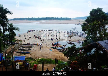 Una vista del turismo Dawki spot da strada in testa alla frontiera dell'India - Bangladesh in Meghalaya, India con un sacco di turisti e visitatori Foto Stock