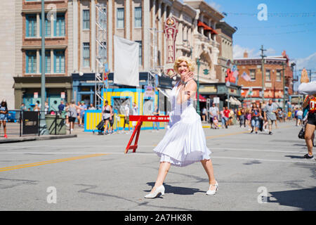 Marilyn Monroe performer, Live spettacolo di strada, intrattenimento presso gli Universal Studios, Orlando, Florida, Stati Uniti d'America Foto Stock