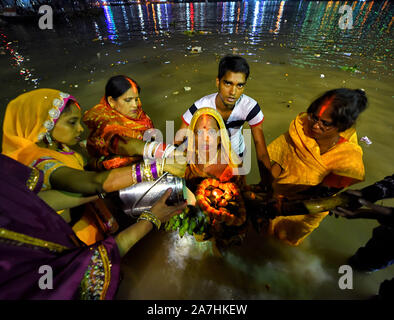 Kolkata, India. 02Nov, 2019. Devoti indù stand presso il Fiume Hooghly a offrire preghiere al sole di setting durante il festival di Chhath.Chhath festival, noto anche come Surya Pooja (culto del sole), viene osservata in est parti dell India dove viene reso omaggio al sole e acqua gli dèi. Credito: SOPA Immagini limitata/Alamy Live News Foto Stock