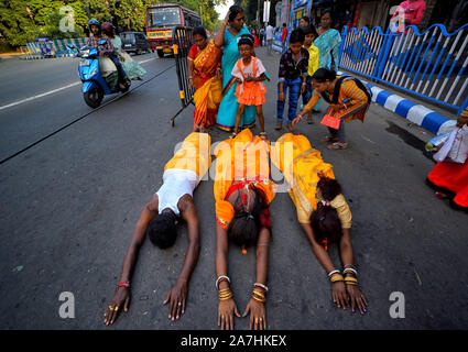 Kolkata, India. 02Nov, 2019. Devoti indù eseguire Dandi rituale dedicato al Signore sole durante la Chhath Puja Festival in Kolkata.Chhath festival, noto anche come Surya Pooja (culto del sole), viene osservata in est parti dell India dove viene reso omaggio al sole e acqua gli dèi. Credito: SOPA Immagini limitata/Alamy Live News Foto Stock