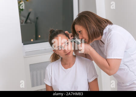 Controllo medico pazienti orecchio durante esame medico Foto Stock