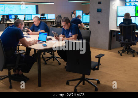 Le guardie di sicurezza riunione di controllo principale centro dati Foto Stock