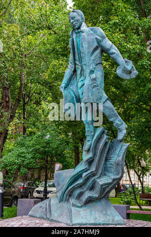 Mosca, Russia - 7 Agosto 2019: Monumento allo scrittore Michail Bulgakov, Mosca, Bolshaya Pirogovskaya street Foto Stock