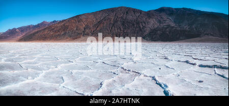 Parco Nazionale della Valle della Morte, California. Vista panoramica Badwater basin e le montagne nere. Le saline, 282 metri sotto il livello del mare. Foto Stock