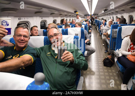 Tokyo, Giappone. 2° Nov, 2019. Un gruppo sudafricano di ventole celebrare come si ride il il treno superveloce Shinkansen legata a Tokyo in Giappone dopo la Coppa del Mondo di Rugby 2019 partita finale tra Inghilterra e Sud Africa nel quale il Sud Africa ha vinto 32 - 12 il 2 novembre 2019. Foto di: Ramiro Agustin Vargas Tabares Credito: Ramiro Agustin Vargas Tabares/ZUMA filo/Alamy Live News Foto Stock