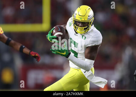 2 Novembre 2019: Oregon Ducks wide receiver Juwan Johnson (6) viene eseguito dopo il fermo durante il gioco tra la Oregon Ducks e l'USC Trojans presso il Los Angeles Memorial Coliseum di Los Angeles, CA USA (foto di Peter Joneleit/Cal Sport Media) Foto Stock