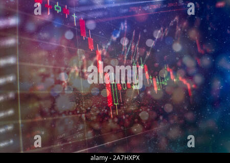 Grafici di trading e numero digitale sul monitor. Sfondo di oro e blu grafico digitale per rappresentare il mercato azionario trend. Foto Stock