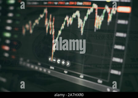 Grafici di trading e numero digitale sul monitor. Sfondo di oro e blu grafico digitale per rappresentare il mercato azionario trend. Foto Stock
