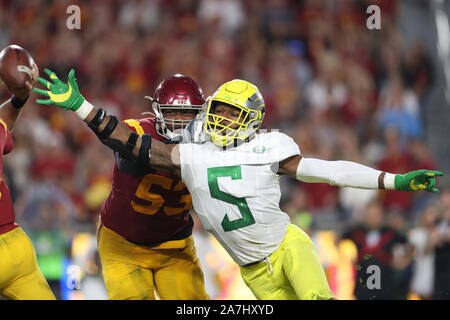 2 Novembre 2019: Oregon Ducks difensivo fine Kayvon Thibodeaux (5) cerca di battere la palla lontano da un gettare USC Trojans quarterback Kedon Slovis (9) durante il gioco tra la Oregon Ducks e l'USC Trojans presso il Los Angeles Memorial Coliseum di Los Angeles, CA USA (foto di Peter Joneleit/Cal Sport Media) Foto Stock