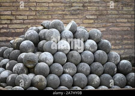 Le palle di cannone come relitti di diverse battaglie attorno il Castello degli Angeli mostrato in theCastell Sant Angelo Foto Stock