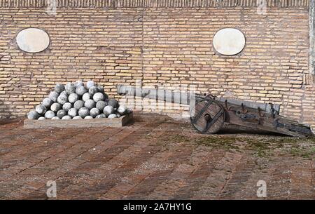 Cannone con le palle di cannone come relitti di diverse battaglie attorno il Castello degli Angeli mostrato in theCastell Sant Angelo Foto Stock