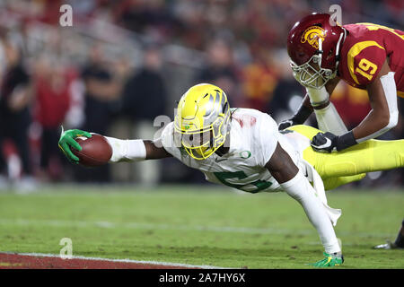 2 Novembre 2019: Oregon Ducks wide receiver Juwan Johnson (6) raggiunge con la palla e segna il touchdown nella seconda metà durante il gioco tra la Oregon Ducks e l'USC Trojans presso il Los Angeles Memorial Coliseum di Los Angeles, CA USA (foto di Peter Joneleit/Cal Sport Media) Foto Stock