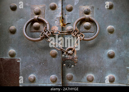 Metallo vecchia porta medioevale con il lucchetto della catena Foto Stock