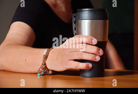 Primo piano della donna di mano azienda tazza da caffè Foto Stock