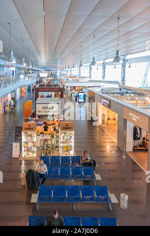 I viaggiatori in attesa presso negozi e negozi presso l'aeroporto di Torino Caselle Foto Stock