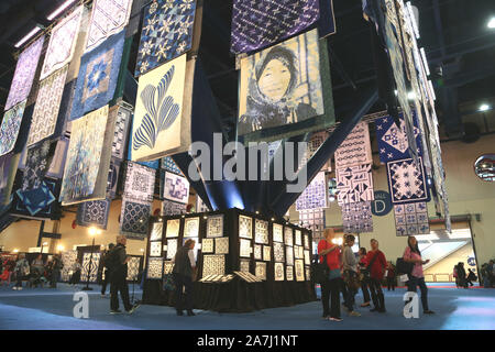 Houston, Stati Uniti d'America. 2° Nov, 2019. La gente visita il quilt International Festival in Houston, Texas, negli Stati Uniti il 9 novembre 2, 2019. Credito: Qiu Ma/Xinhua/Alamy Live News Foto Stock