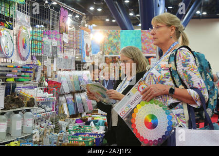 Houston, Stati Uniti d'America. 2° Nov, 2019. La gente visita un accessorio di trapuntatura stand internazionale Festival Quilt in Houston, Texas, negli Stati Uniti il 9 novembre 2, 2019. Credito: Qiu Ma/Xinhua/Alamy Live News Foto Stock