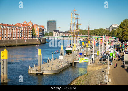 Vista della famosa sailer 'Alexander von Humboldt' utilizzando come un ristorante sul Weser Schlachte Promenade Foto Stock