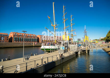 Vista della famosa sailer 'Alexander von Humboldt' utilizzando come un ristorante sul Weser Schlachte Promenade Foto Stock