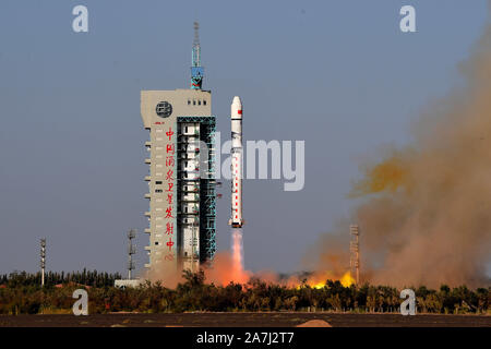 Lanciato su una lunga marzo-2D razzo vettore, Yunhai-1 02 satellite è inviato in orbita prevista dal Jiuquan Satellite Launch Center nella città di Jiuquan, Foto Stock