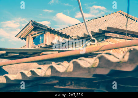 Il vecchio tetto in ardesia con Finestra mansarda Foto Stock